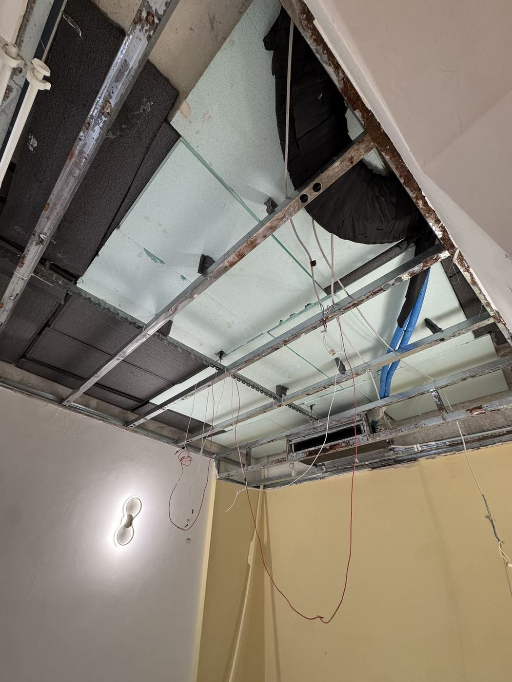 Canalizzazioni aerauliche e passaggi impiantistici prima della chiusura del controsoffitto