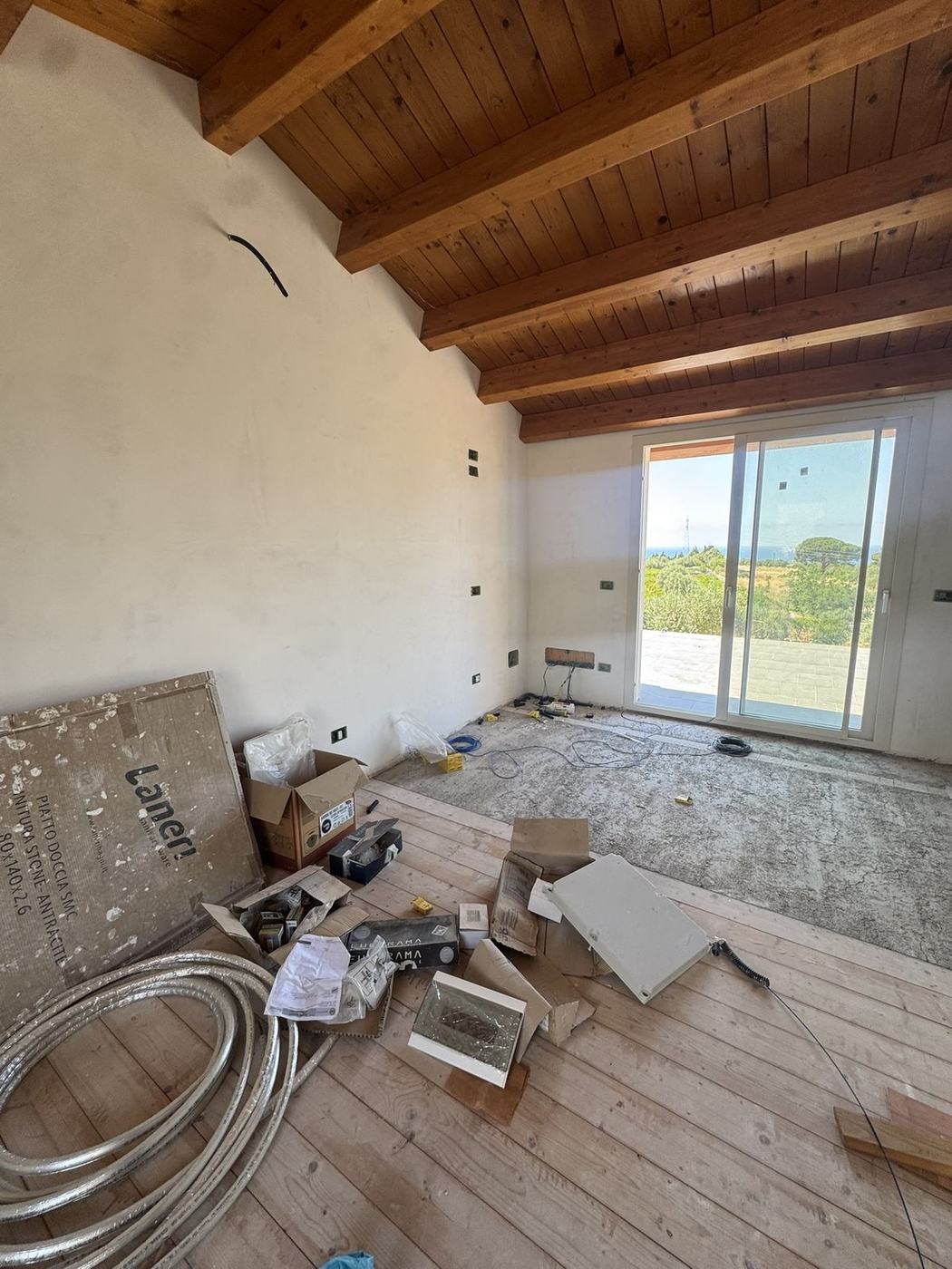 Predisposizione degli impianti in una villa sulla costa, con solaio in legno a vista