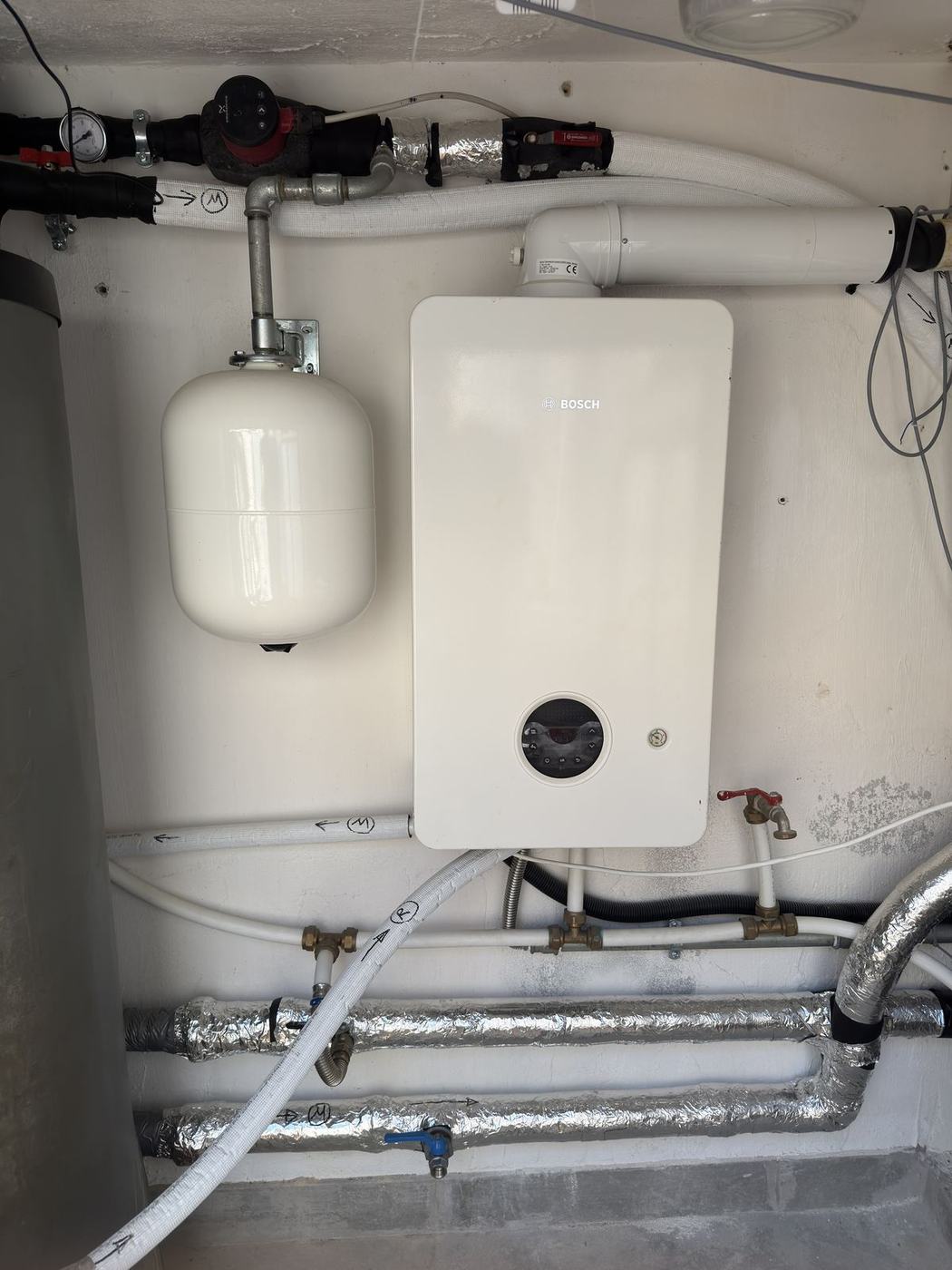 Centrale termica con generatore murale, vaso di espansione e collettori di distribuzione