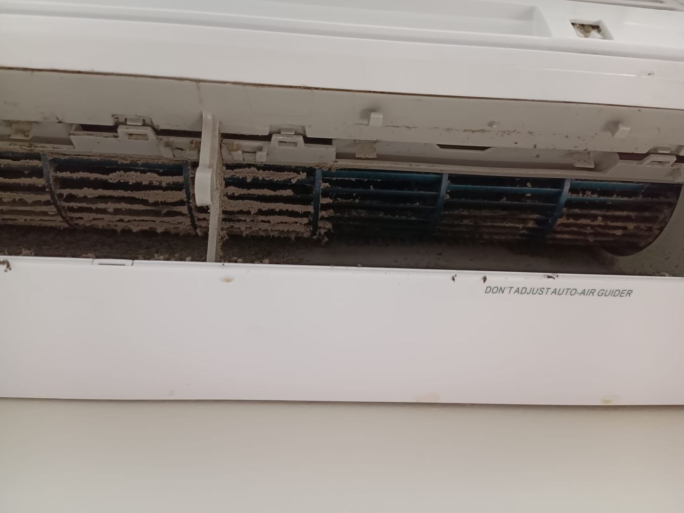 Batteria di scambio di uno split completamente ostruita dalla polvere prima della pulizia