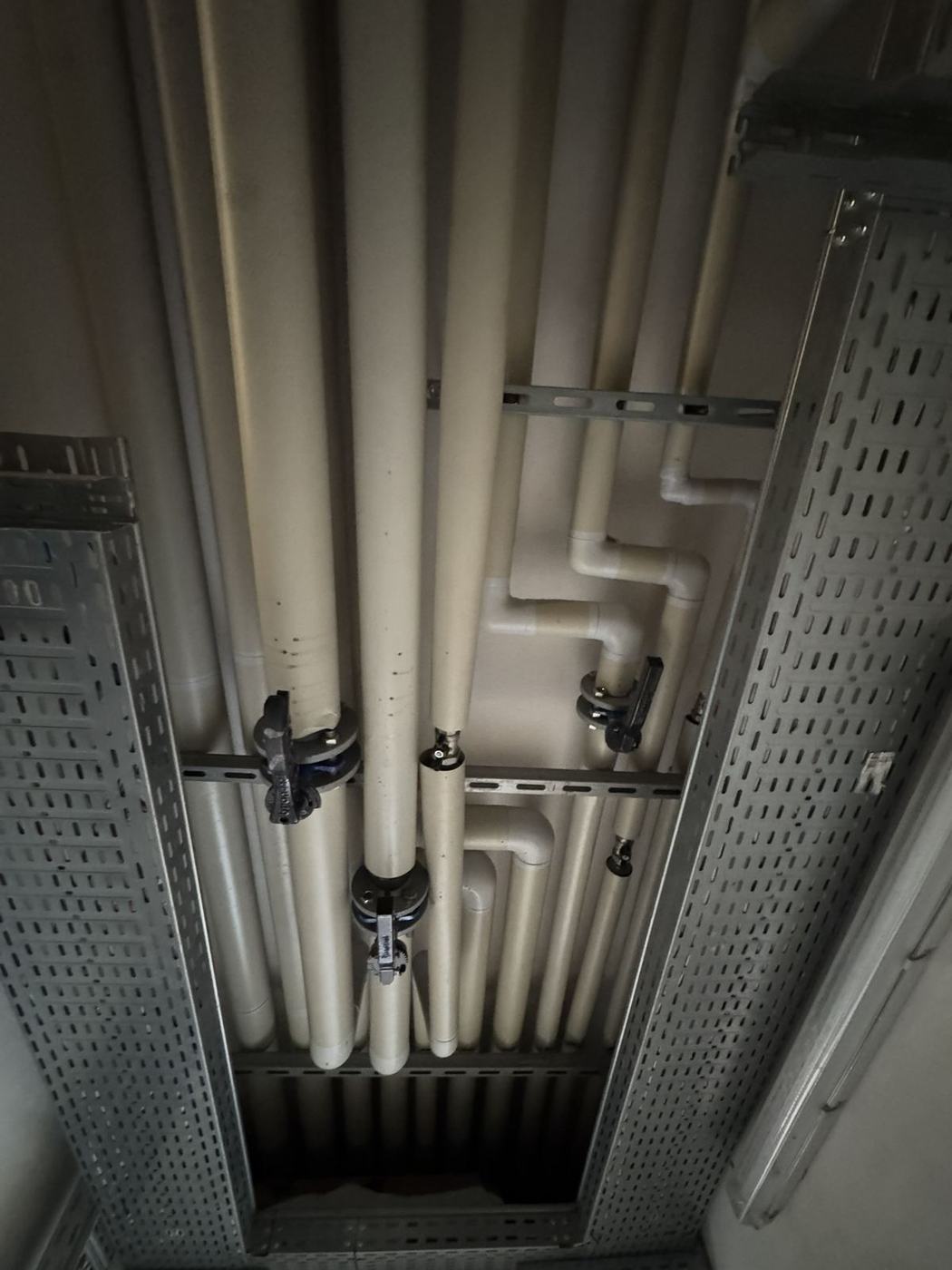 Distribuzione idraulica staffata a soffitto con canaline portacavi separate