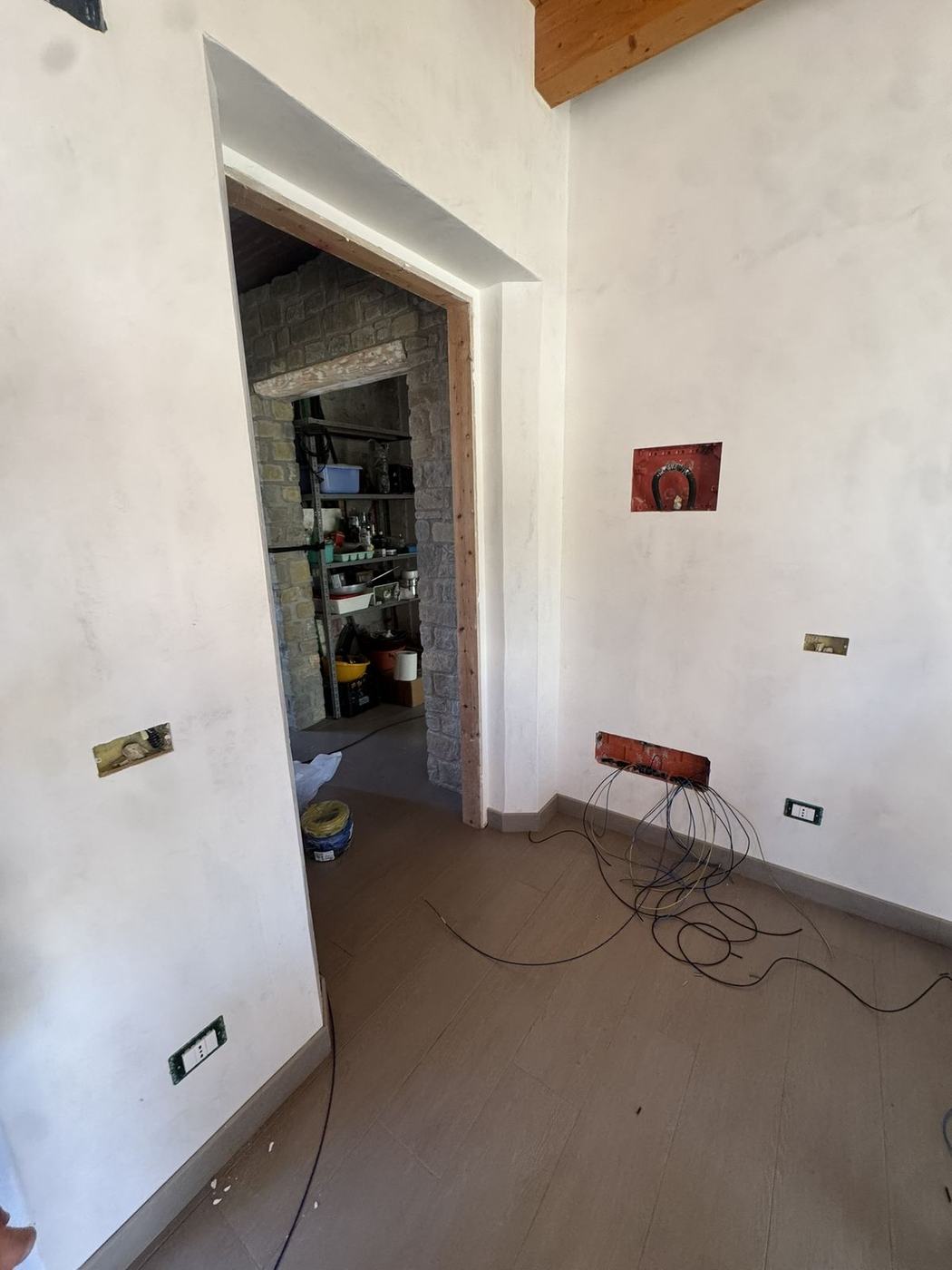 Impianto elettrico in cantiere: scatole di derivazione e dorsali prima della finitura