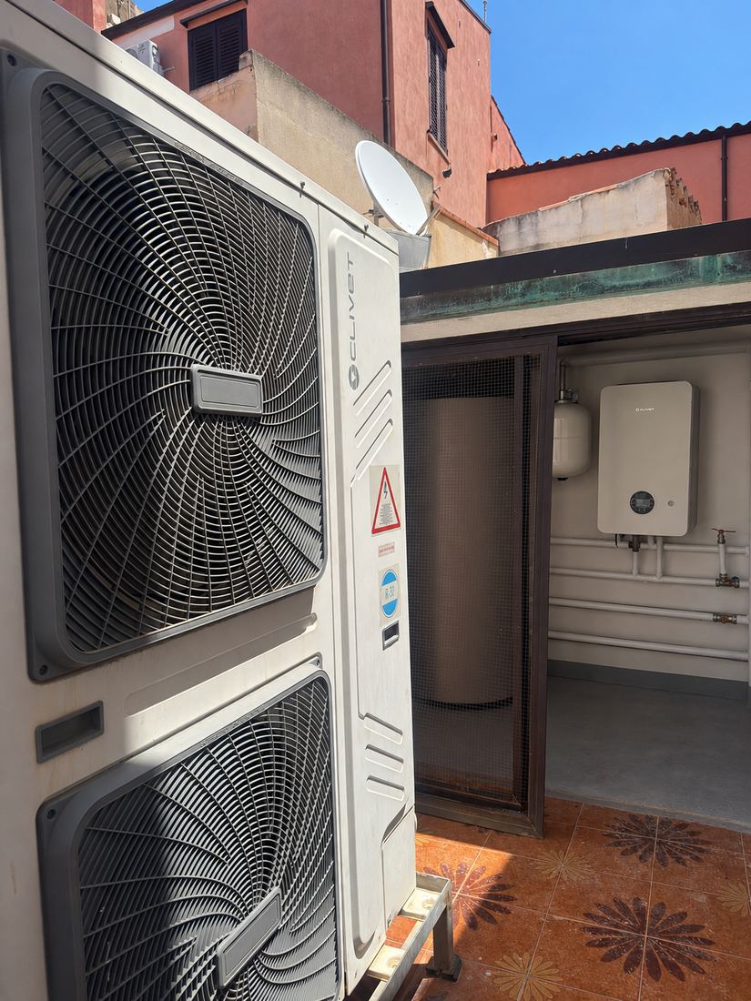 Unita esterna di pompa di calore R32 e, nel locale tecnico adiacente, l&rsquo;unita interna con vaso di espansione